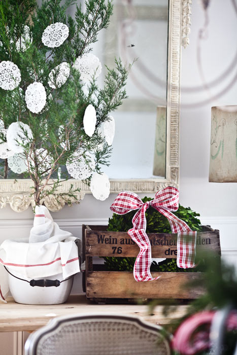 https://cedarhillfarmhouse.com/wp-content/uploads/2013/11/christmas-tree-and-wreath.jpg