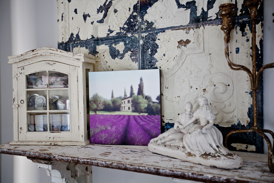 shelf-with-lavender-print