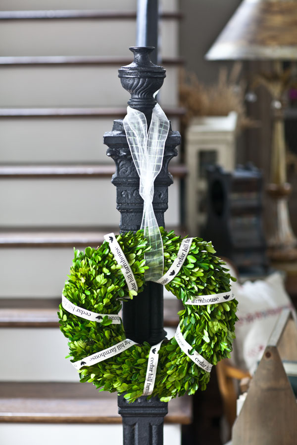 wreath-on-newel-post