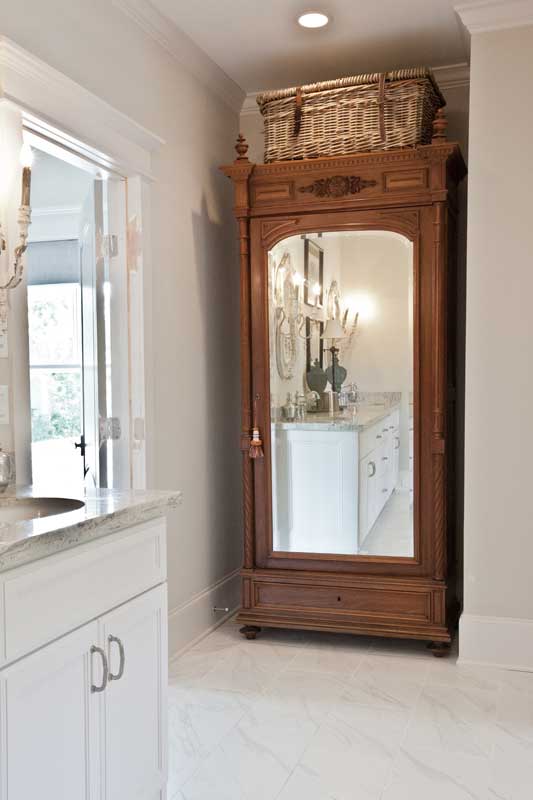 bath-armoire