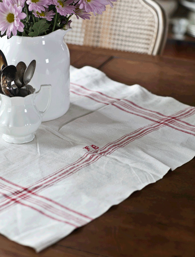 table-runner-red-and-white
