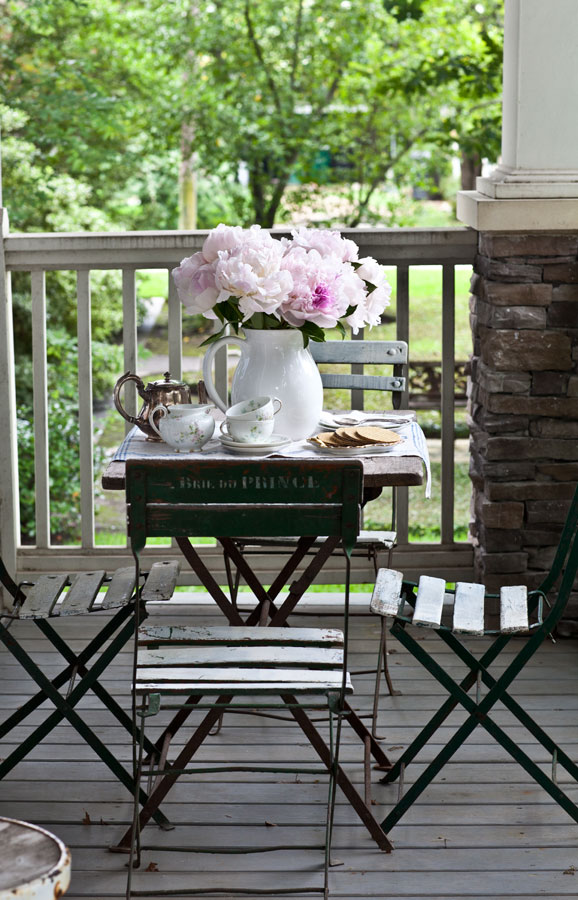 front-porch-table-and-flowers