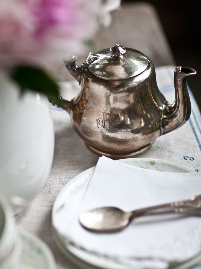 https://cedarhillfarmhouse.com/wp-content/uploads/2016/06/silver-teapot.jpg