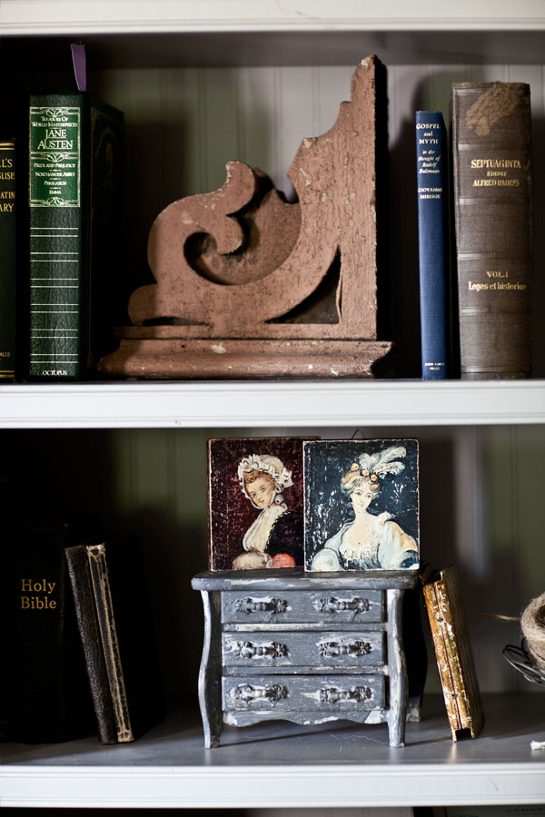 crackle-dresser-on-shelf