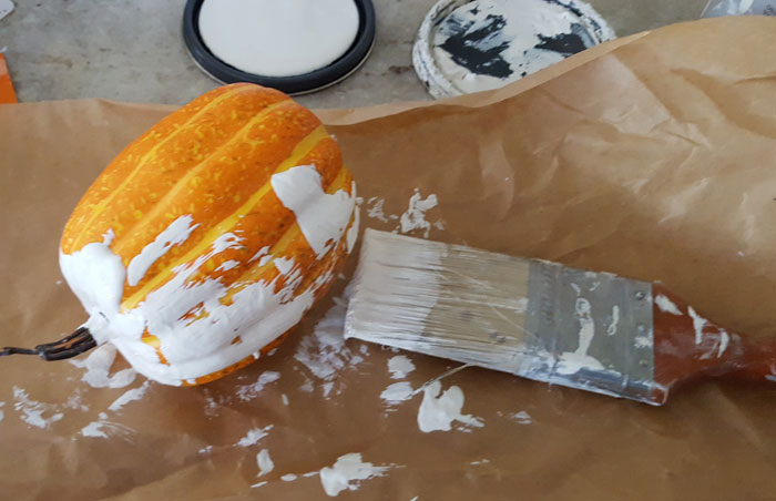 painting-pumpkins-white