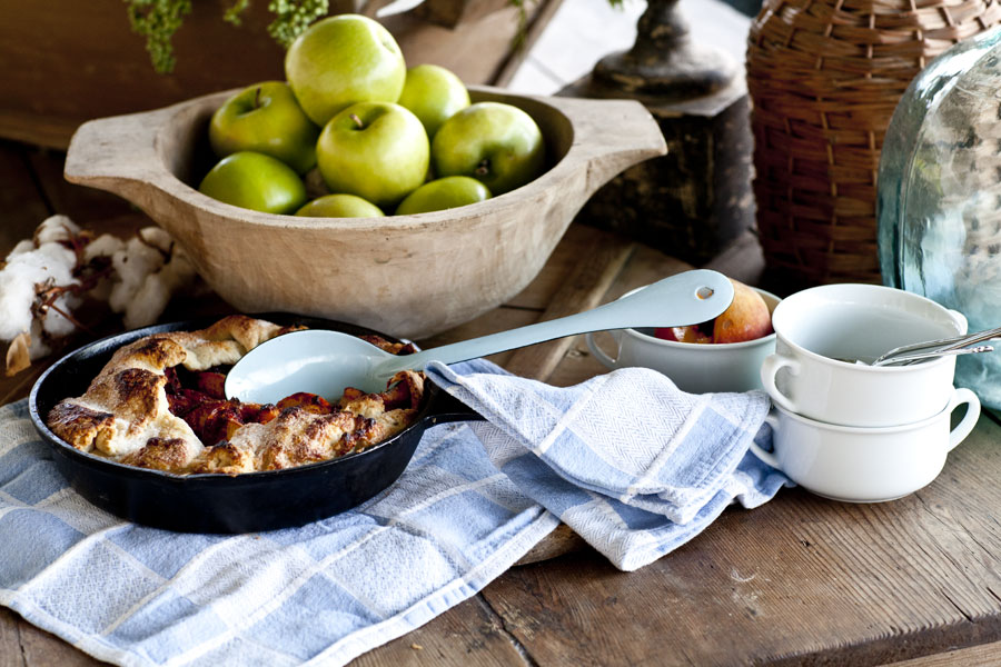 peach-pie-on-farmhouse-table