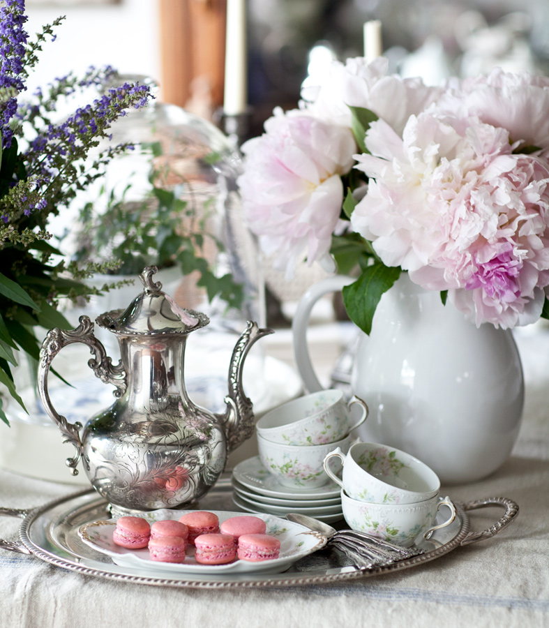 A Beautiful Version Of Breakfast With A White Porcelain Cup And A Painted  Teapot In The Background, Ready-made Pancakes On A Saucer. Table Setting  For The Russian Holiday Maslenitsa Stock Photo, Picture