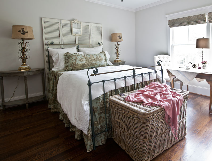 toile-bed-with-white-pillows