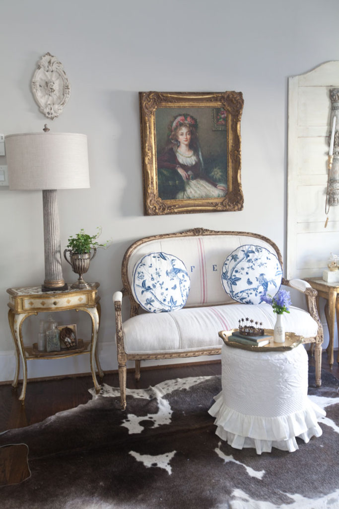 Slipcovered ottoman in white with settee