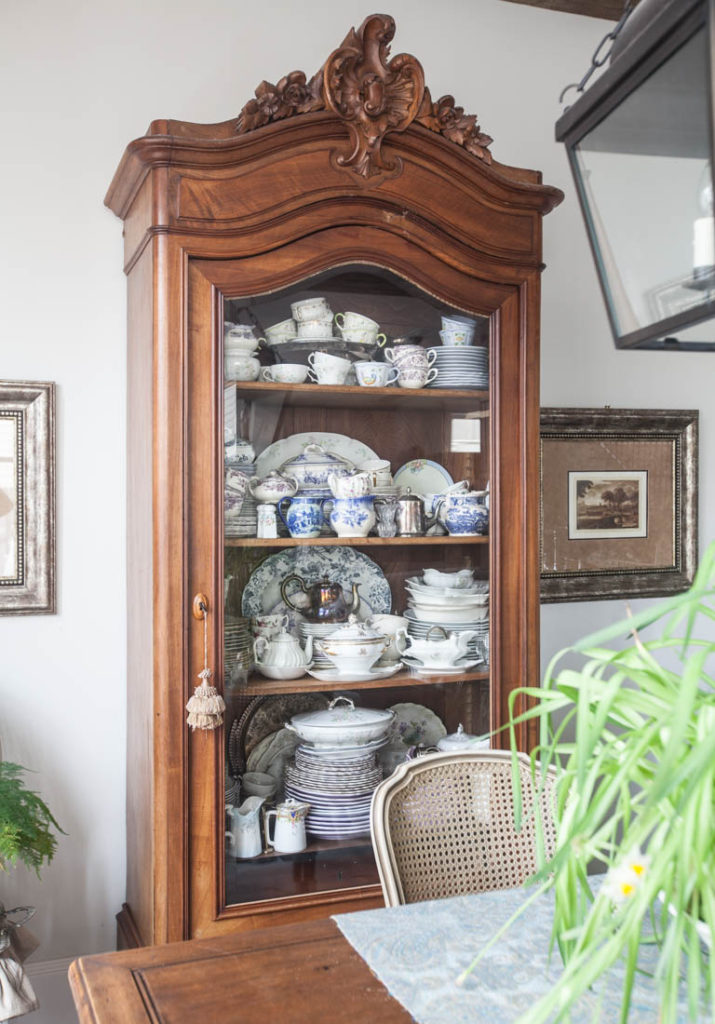 decorate a hutch breakfast room