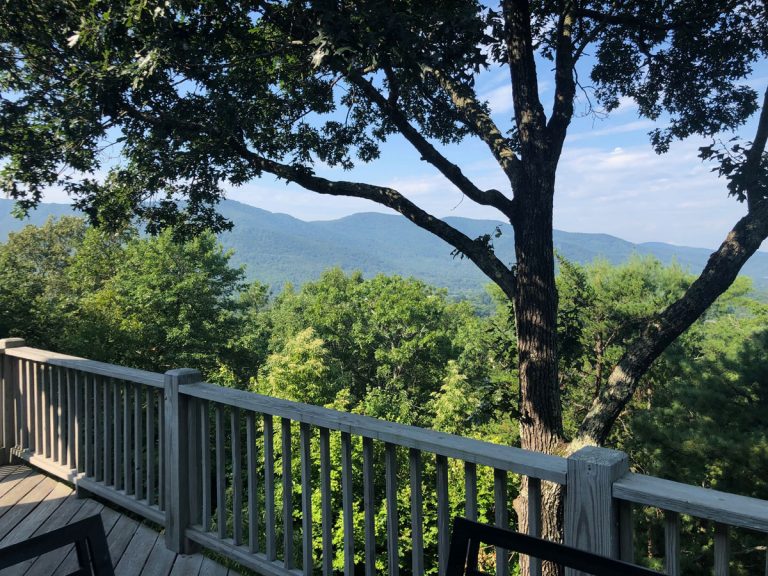 Relaxing in the Mountains - Cedar Hill Farmhouse