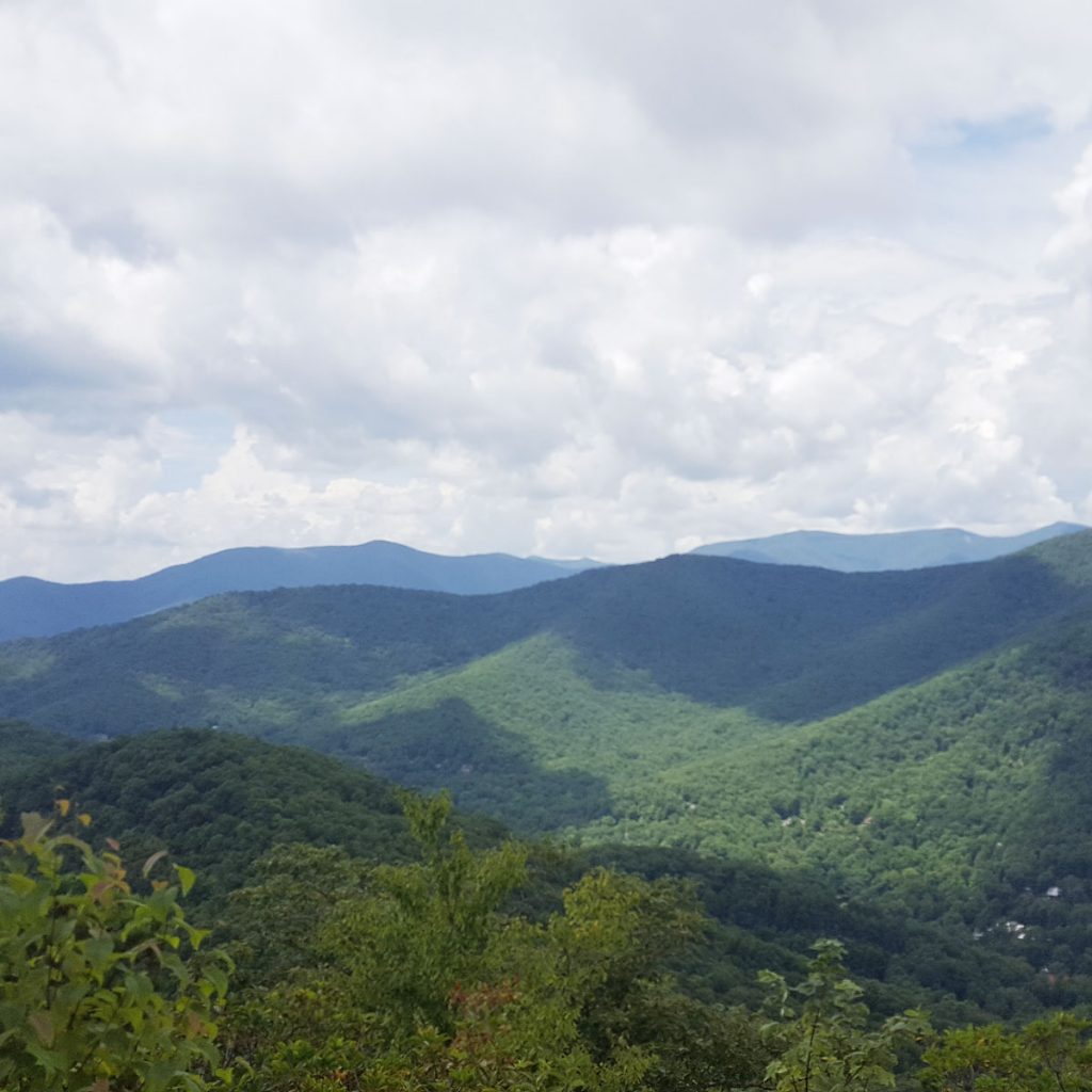 Relaxing in the Mountains - Cedar Hill Farmhouse